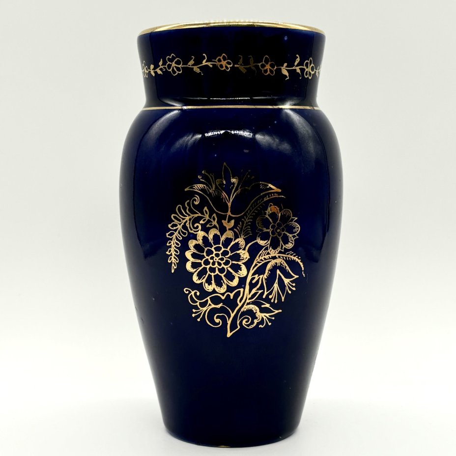 Ваза, украшенная цветочным декором, фарфор, золочение, СССР, 1960-1980 гг.