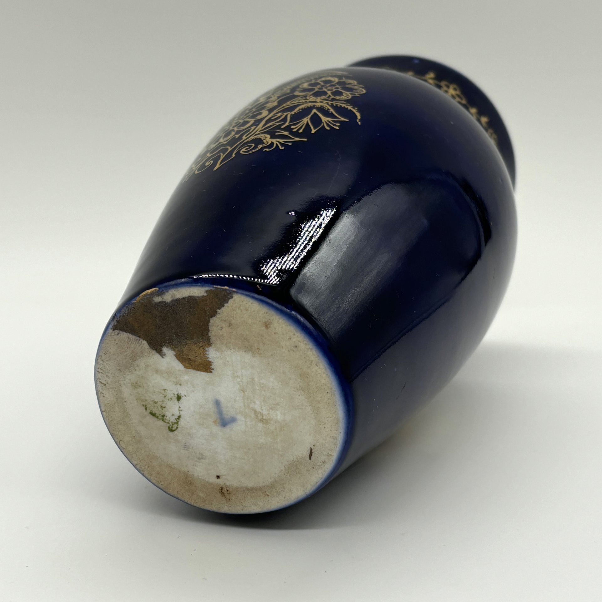 Ваза, украшенная цветочным декором, фарфор, золочение, СССР, 1960-1980 гг.