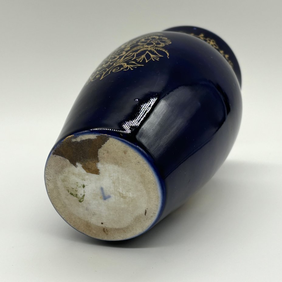 Ваза, украшенная цветочным декором, фарфор, золочение, СССР, 1960-1980 гг.