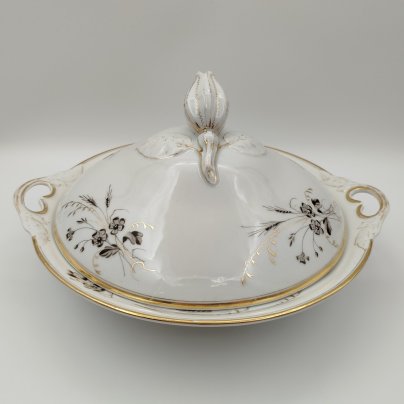 Блюдо с крышкой (клош), украшенное цветочным декором, фарфор, роспись, золочение, Западная Европа, 1890-1920 гг.
