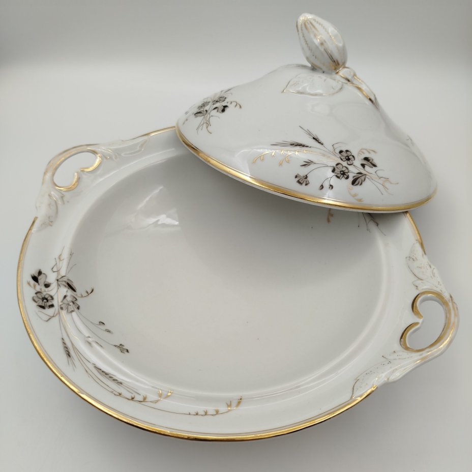 Блюдо с крышкой (клош), украшенное цветочным декором, фарфор, роспись, золочение, Западная Европа, 1890-1920 гг.