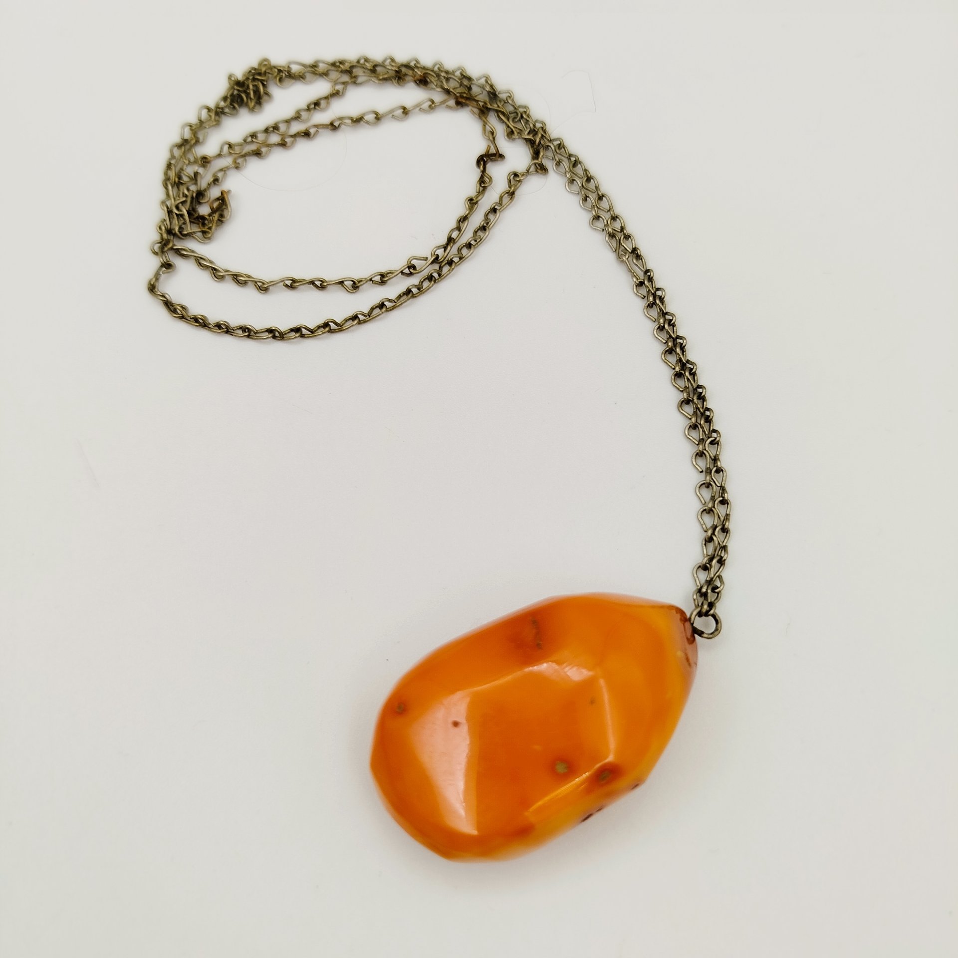 Кулон винтажный из полуобработанного янтаря на цепочке