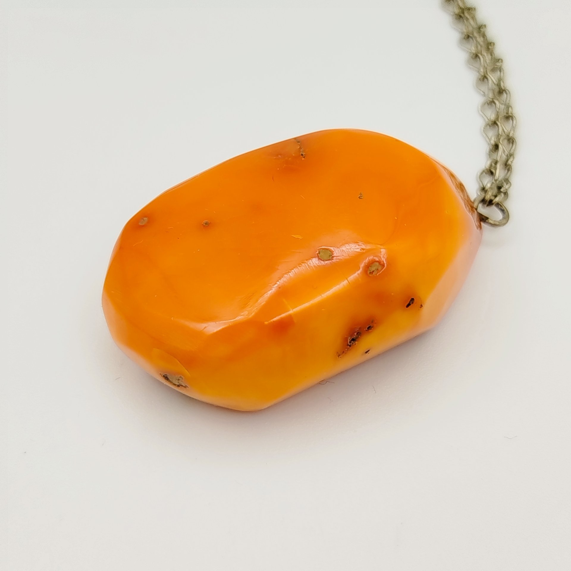 Кулон винтажный из полуобработанного янтаря на цепочке