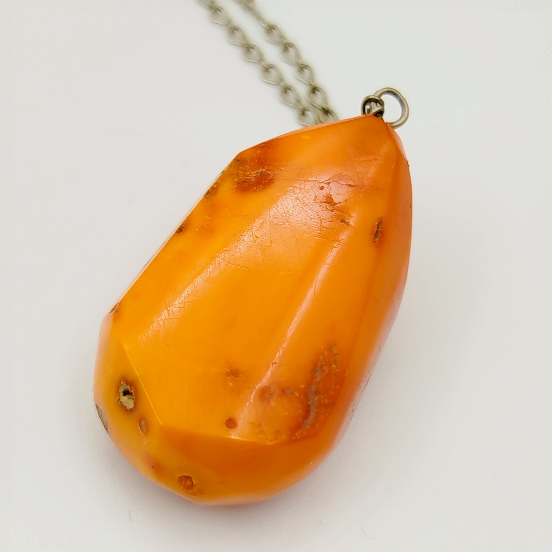 Кулон винтажный из полуобработанного янтаря на цепочке