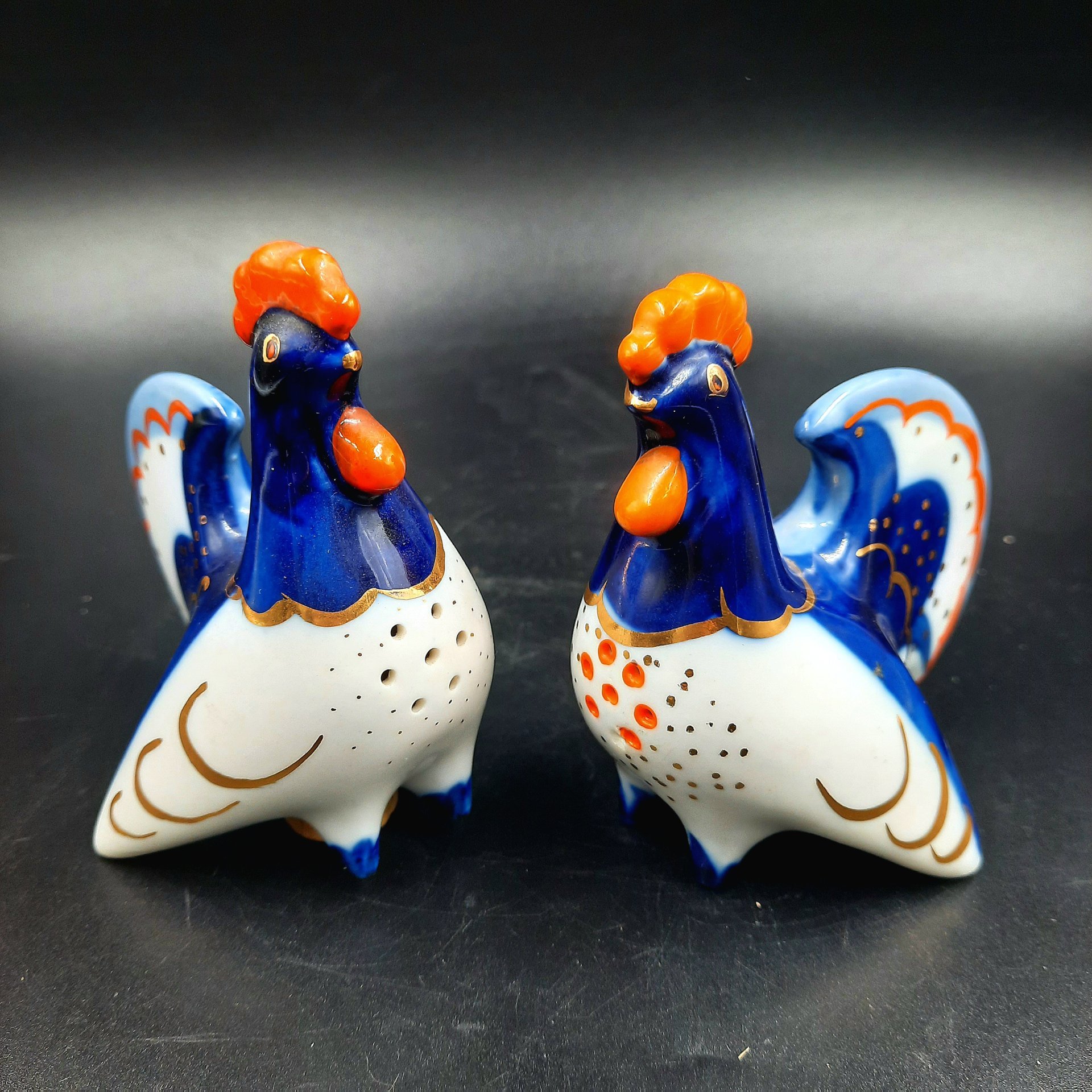 Пара солонок (перечниц) "Петух", скульптор М.Н. Мох, фарфор, роспись, золочение, Ленинградский фарфоровый завод (ЛФЗ), СССР, 1989-1992 гг.