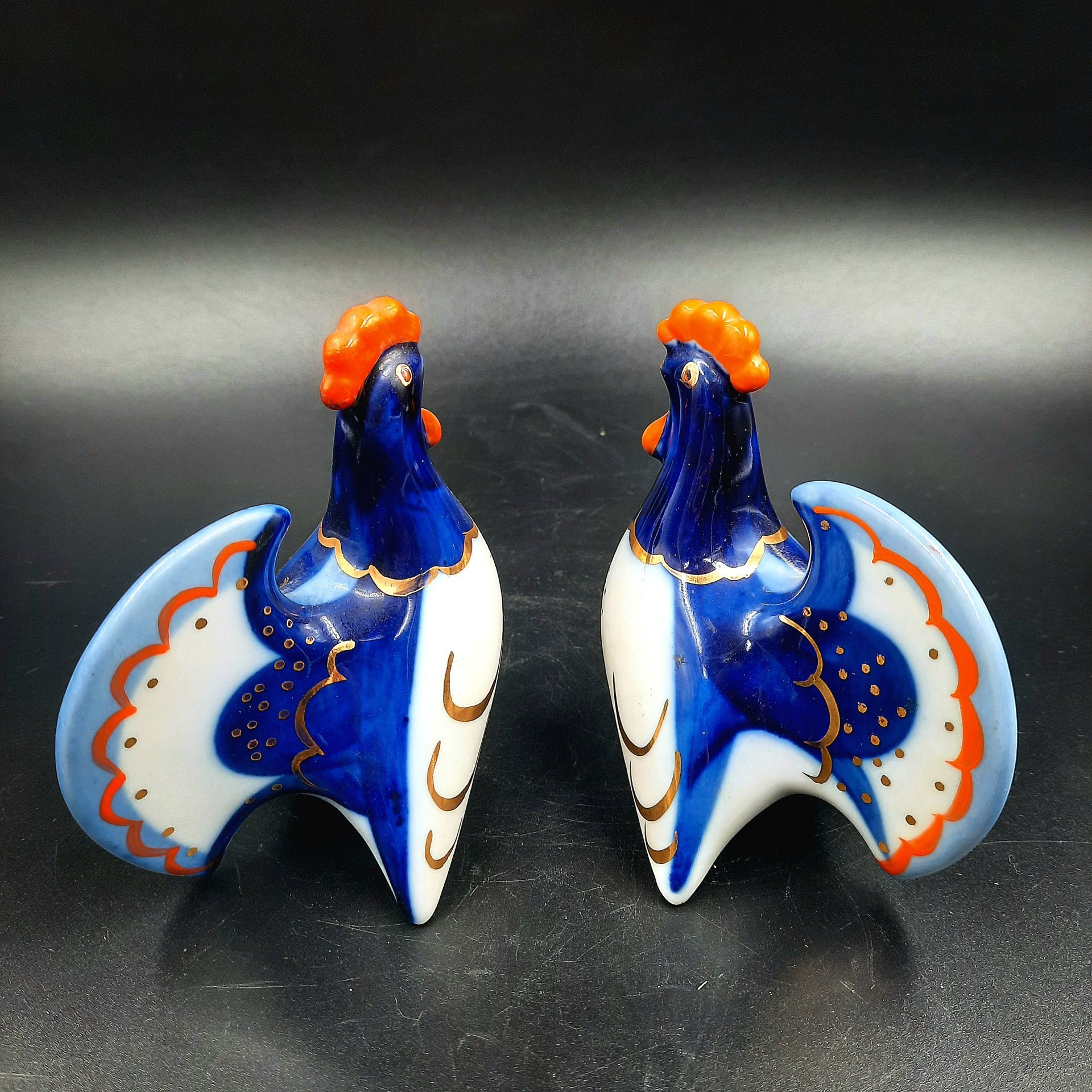 Пара солонок (перечниц) "Петух", скульптор М.Н. Мох, фарфор, роспись, золочение, Ленинградский фарфоровый завод (ЛФЗ), СССР, 1989-1992 гг.