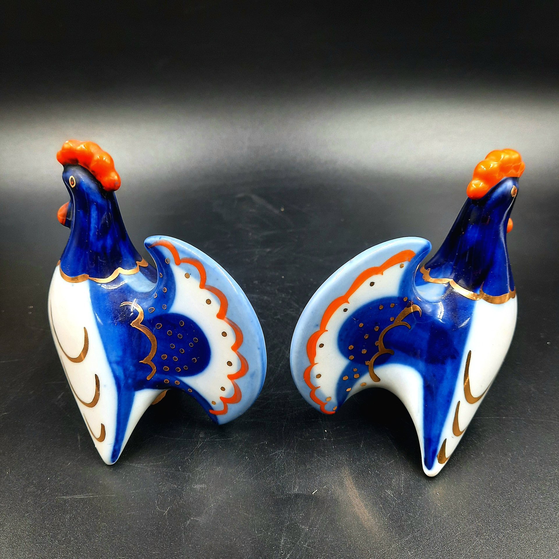 Пара солонок (перечниц) "Петух", скульптор М.Н. Мох, фарфор, роспись, золочение, Ленинградский фарфоровый завод (ЛФЗ), СССР, 1989-1992 гг.