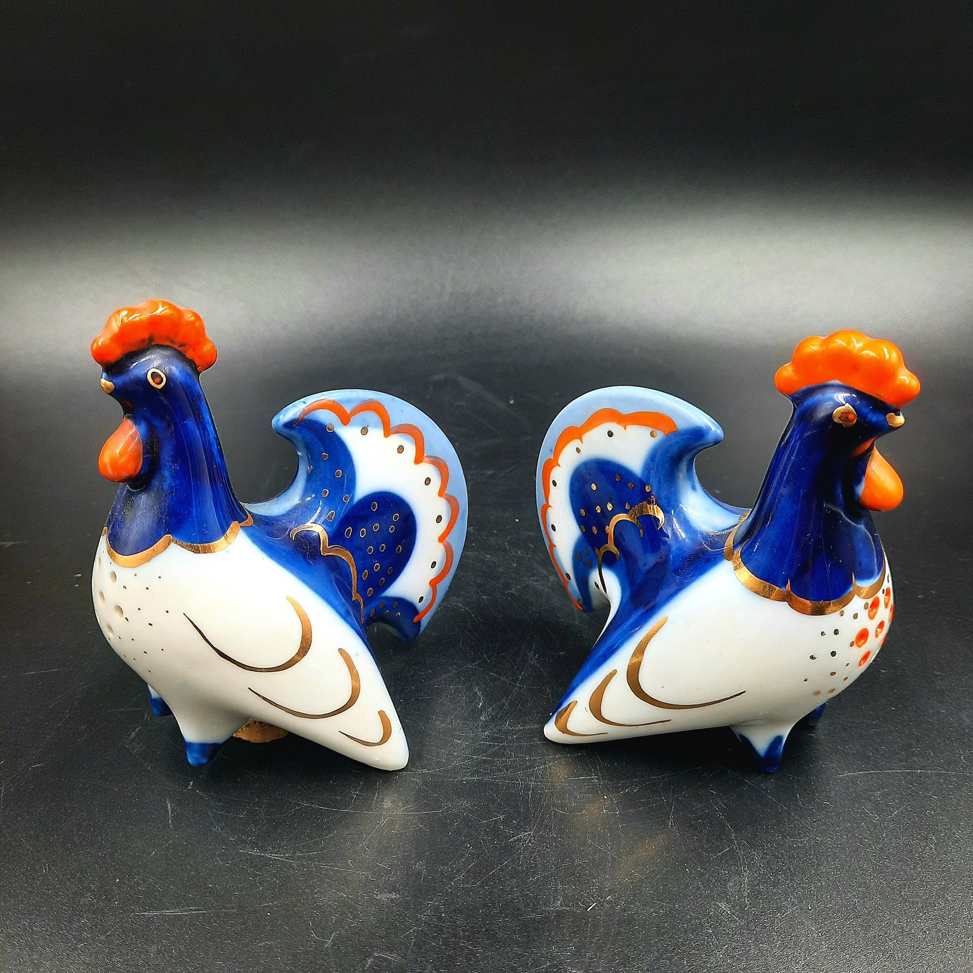 Пара солонок (перечниц) "Петух", скульптор М.Н. Мох, фарфор, роспись, золочение, Ленинградский фарфоровый завод (ЛФЗ), СССР, 1989-1992 гг.