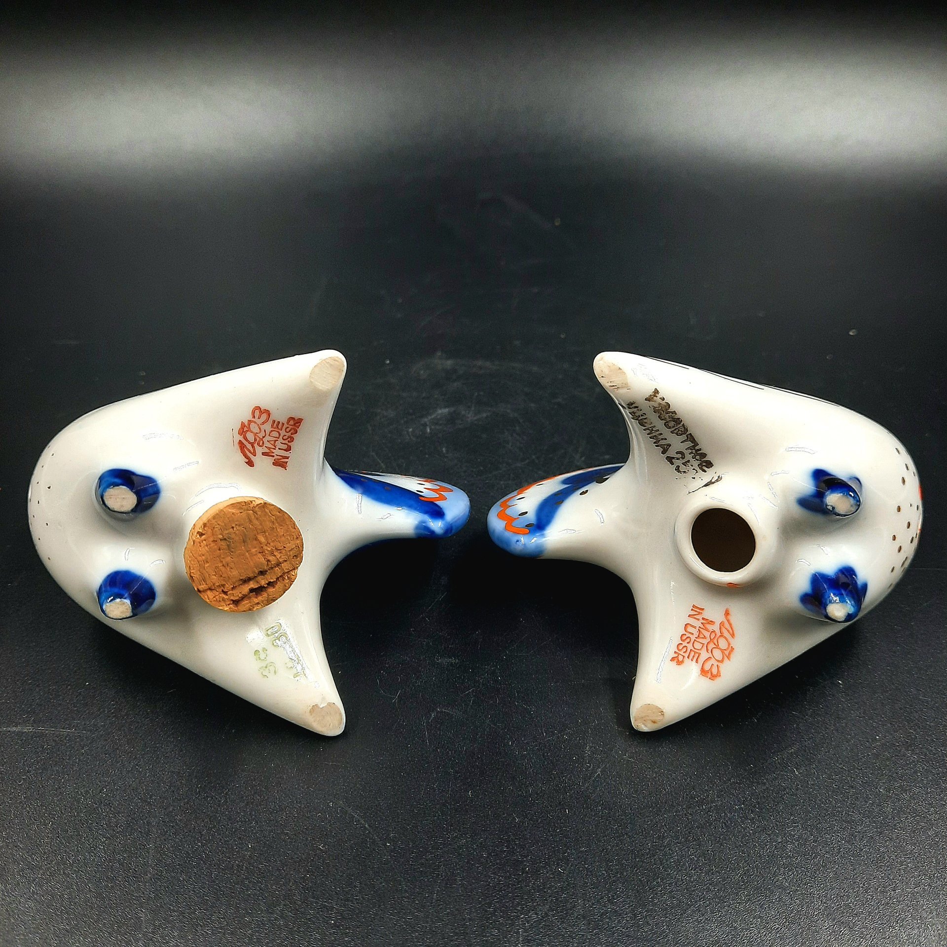Пара солонок (перечниц) "Петух", скульптор М.Н. Мох, фарфор, роспись, золочение, Ленинградский фарфоровый завод (ЛФЗ), СССР, 1989-1992 гг.