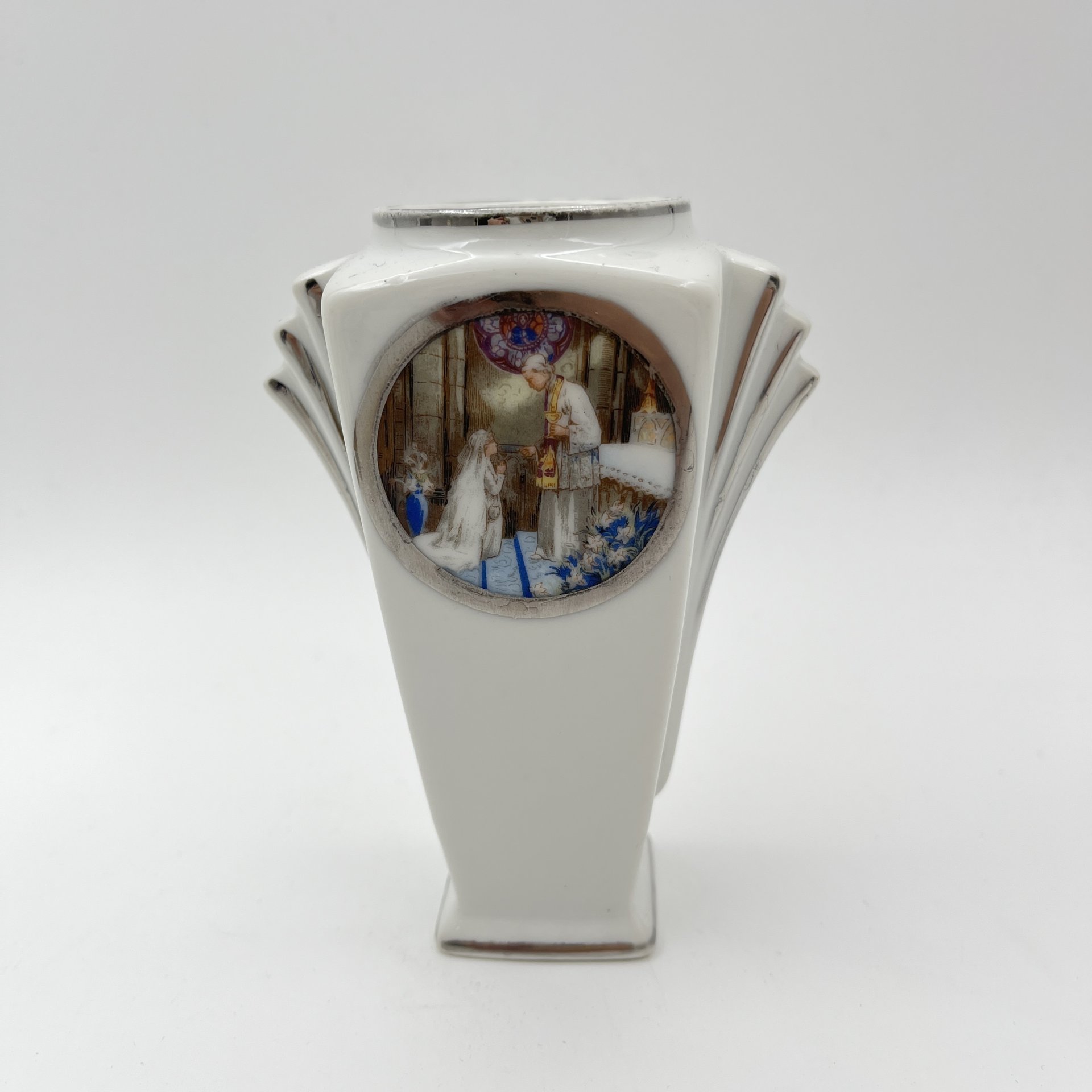 Ваза миниатюрная в стиле Art Deco, украшенная сценой венчания, фарфор, люстр, деколь, Западная Европа, 1930-1950 гг.