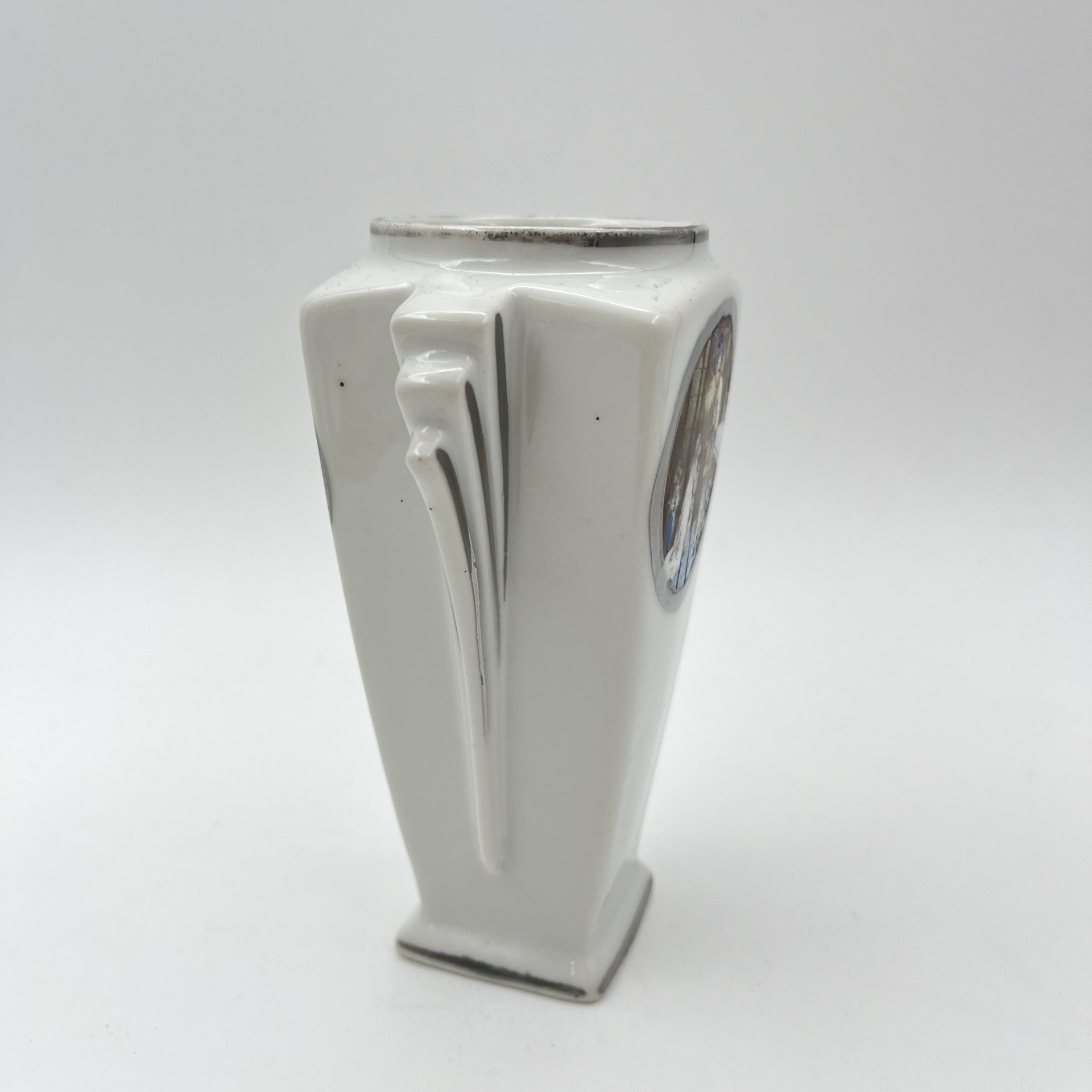 Ваза миниатюрная в стиле Art Deco, украшенная сценой венчания, фарфор, люстр, деколь, Западная Европа, 1930-1950 гг.