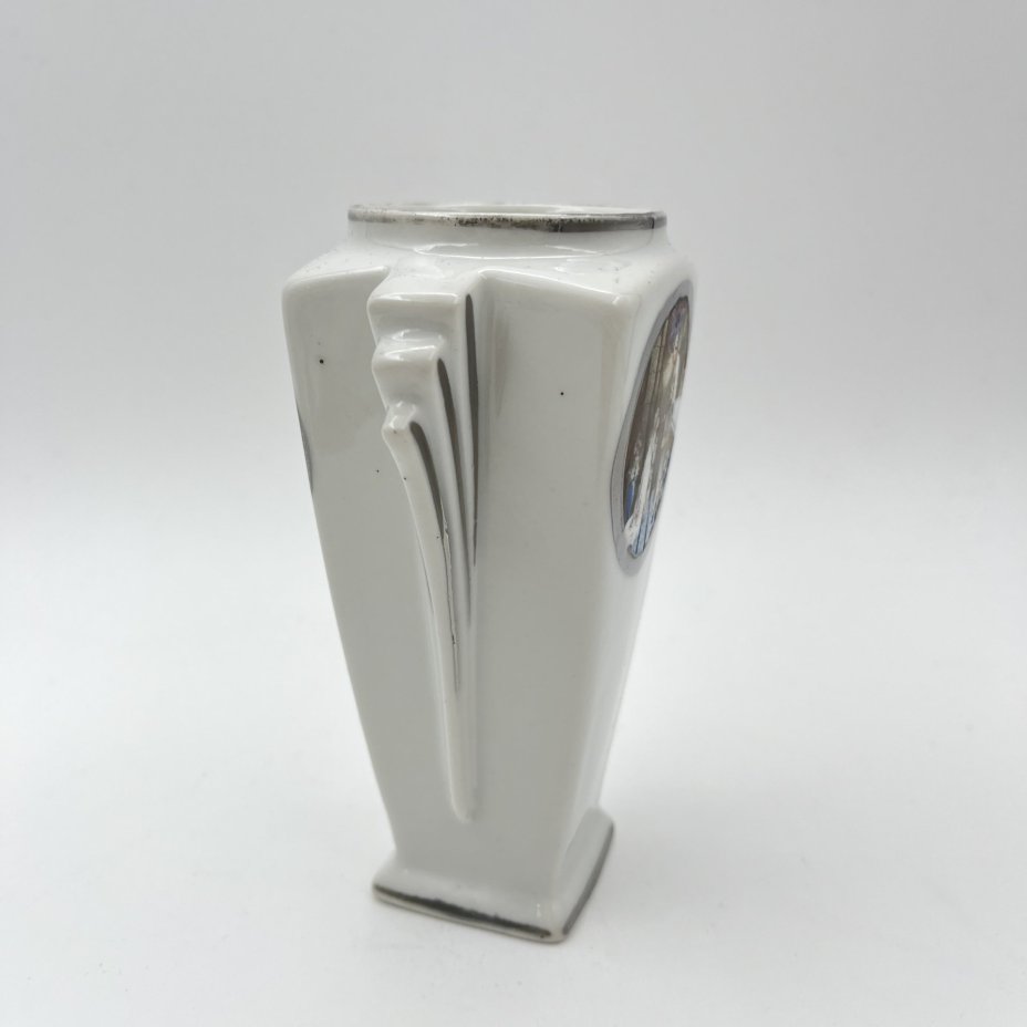 Ваза миниатюрная в стиле Art Deco, украшенная сценой венчания