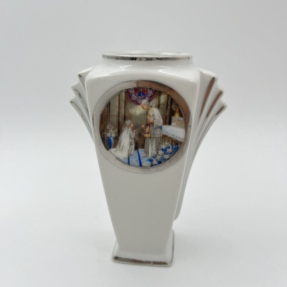 Ваза миниатюрная в стиле Art Deco, украшенная сценой венчания