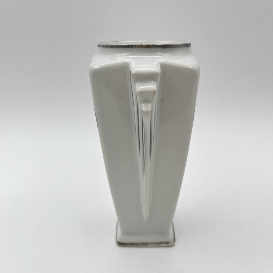 Ваза миниатюрная в стиле Art Deco, украшенная сценой венчания