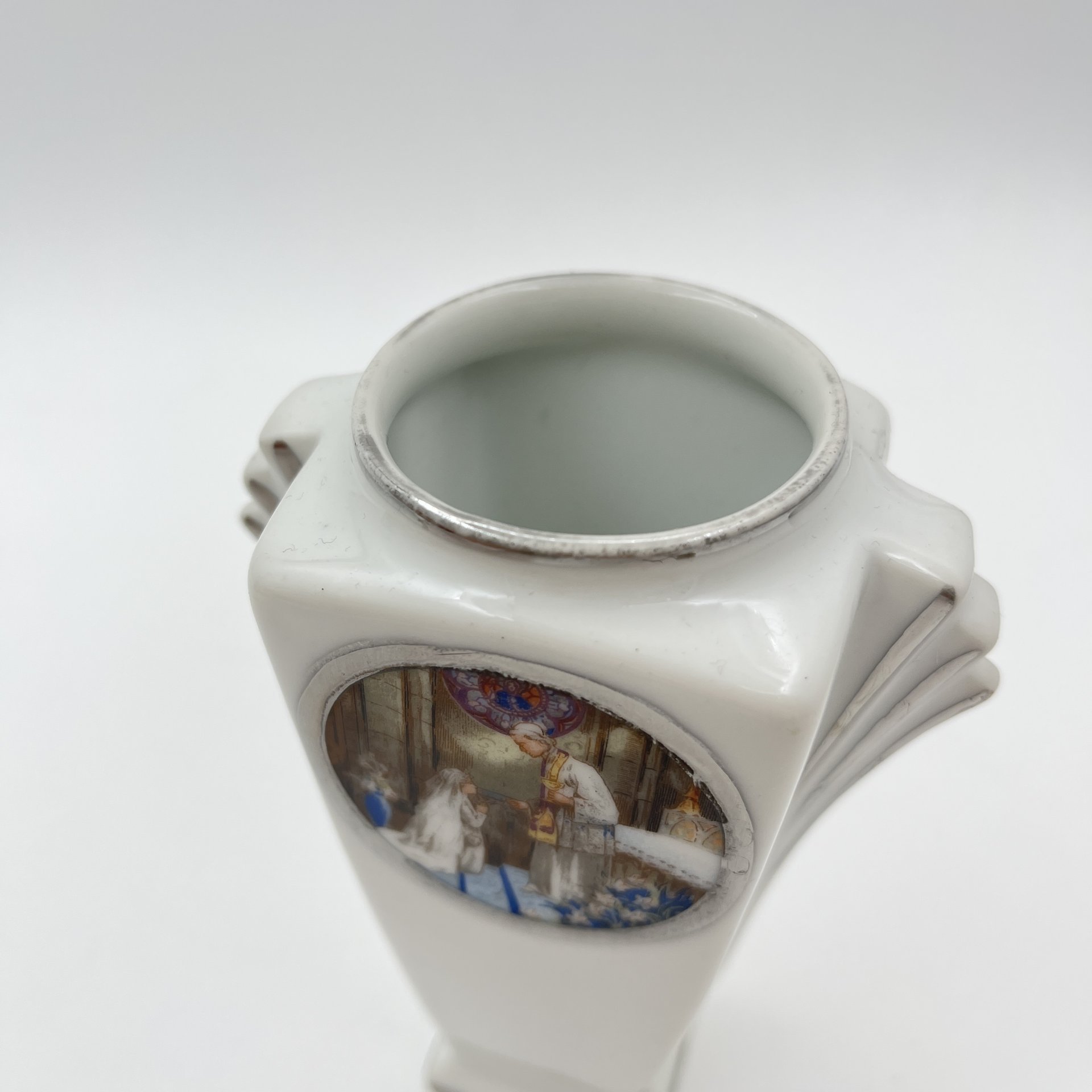 Ваза миниатюрная в стиле Art Deco, украшенная сценой венчания, фарфор, люстр, деколь, Западная Европа, 1930-1950 гг.