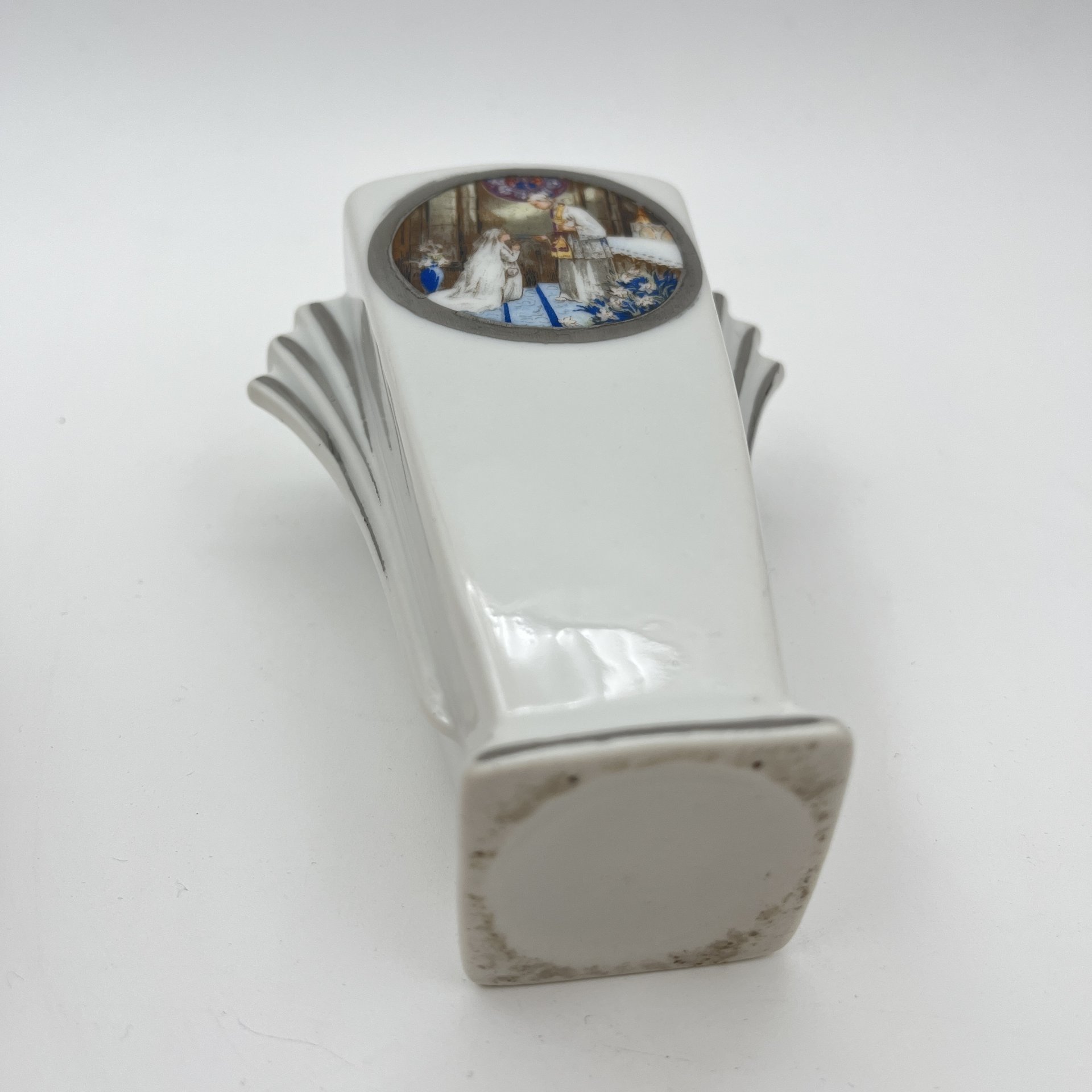 Ваза миниатюрная в стиле Art Deco, украшенная сценой венчания, фарфор, люстр, деколь, Западная Европа, 1930-1950 гг.