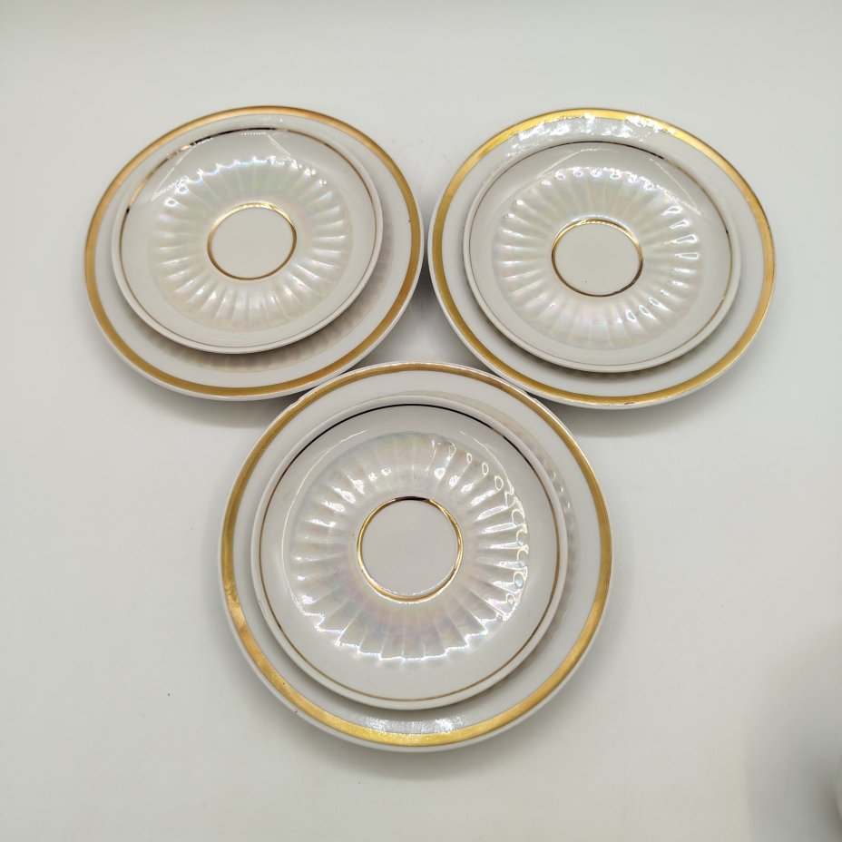 Набор из трех кофейных троек с рельефным декором, фарфор, люстр, золочение, Минский фарфорово-фаянсовый завод, СССР, 1968-1983 гг.