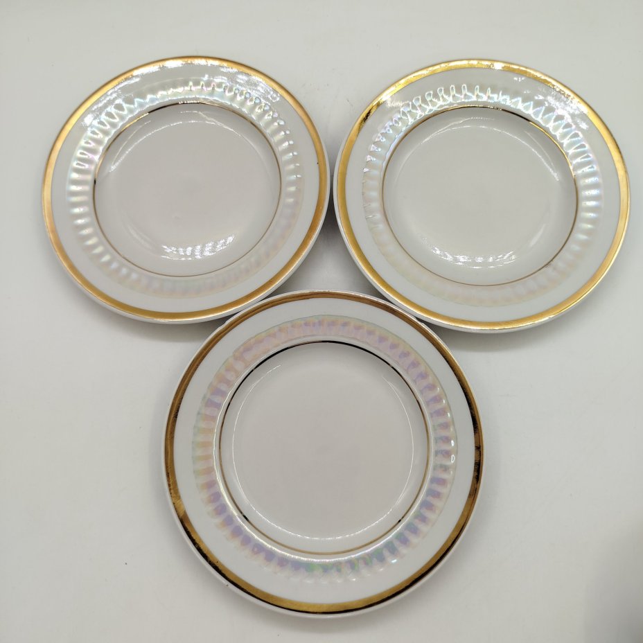 Набор из трех кофейных троек с рельефным декором, фарфор, люстр, золочение, Минский фарфорово-фаянсовый завод, СССР, 1968-1983 гг.