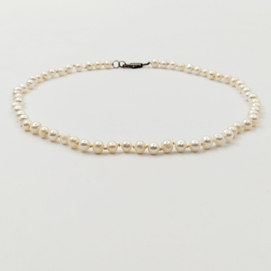 Бусы с мелкими круглыми бусинами и замком-карабином