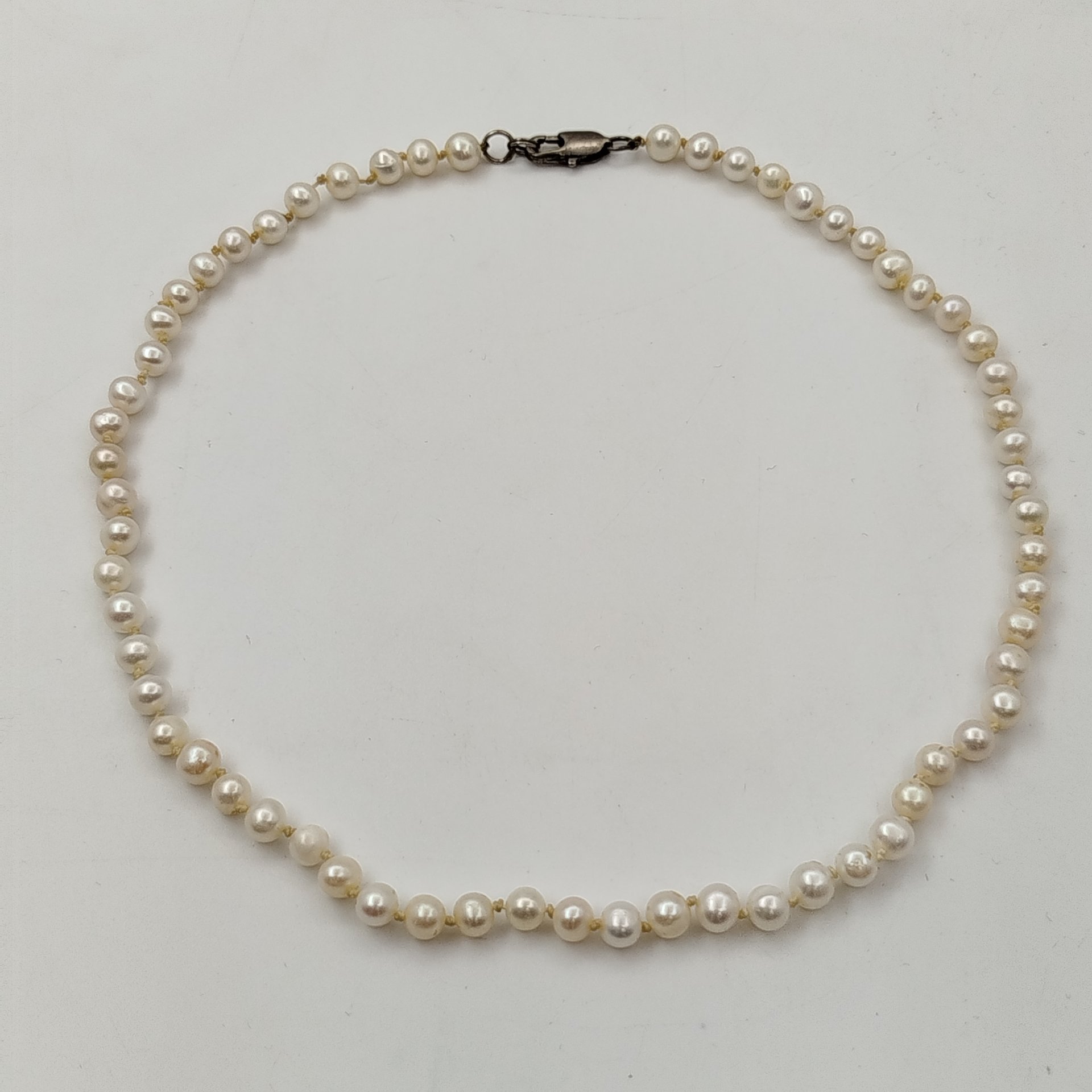 Бусы с мелкими круглыми бусинами и замком-карабином