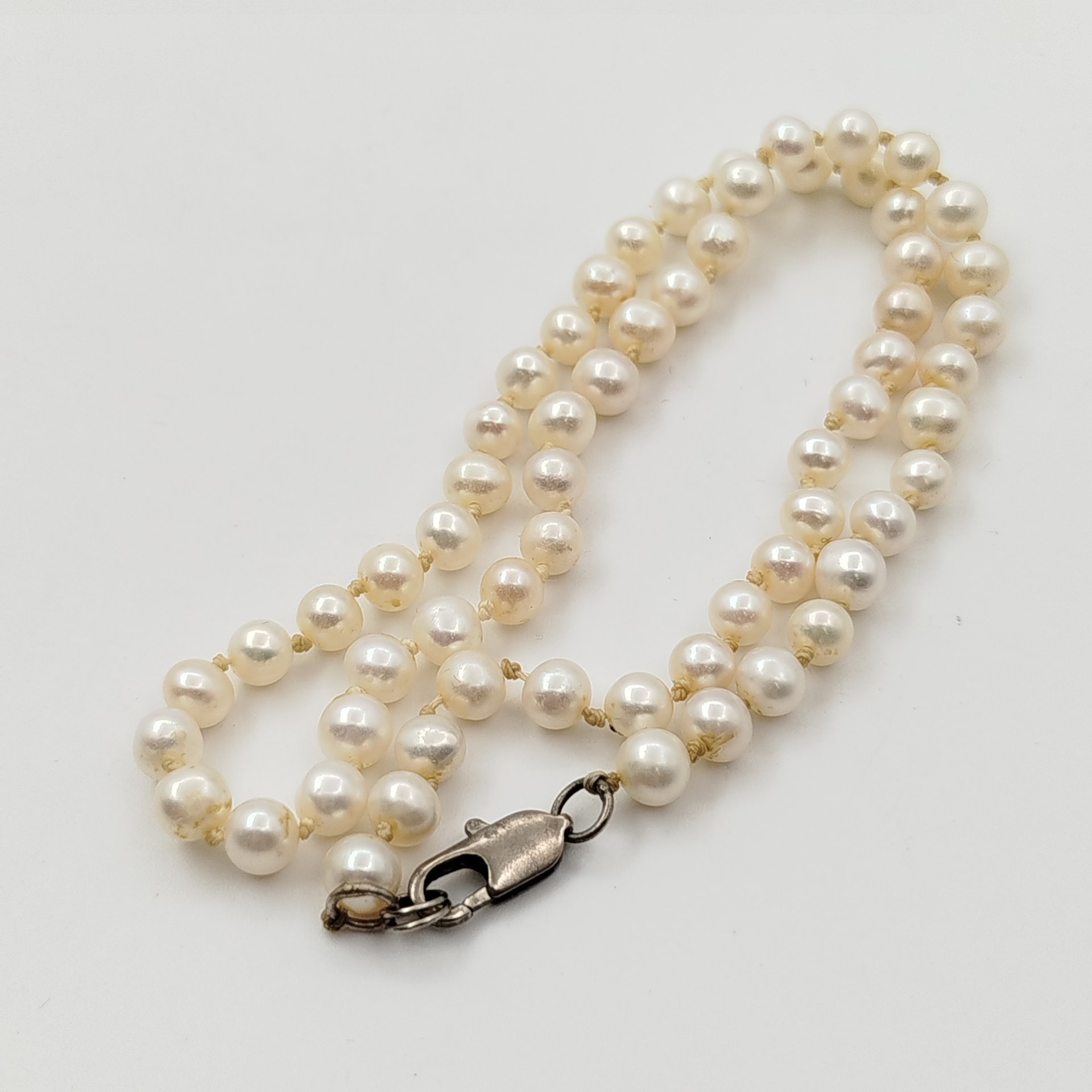 Бусы с мелкими круглыми бусинами и замком-карабином