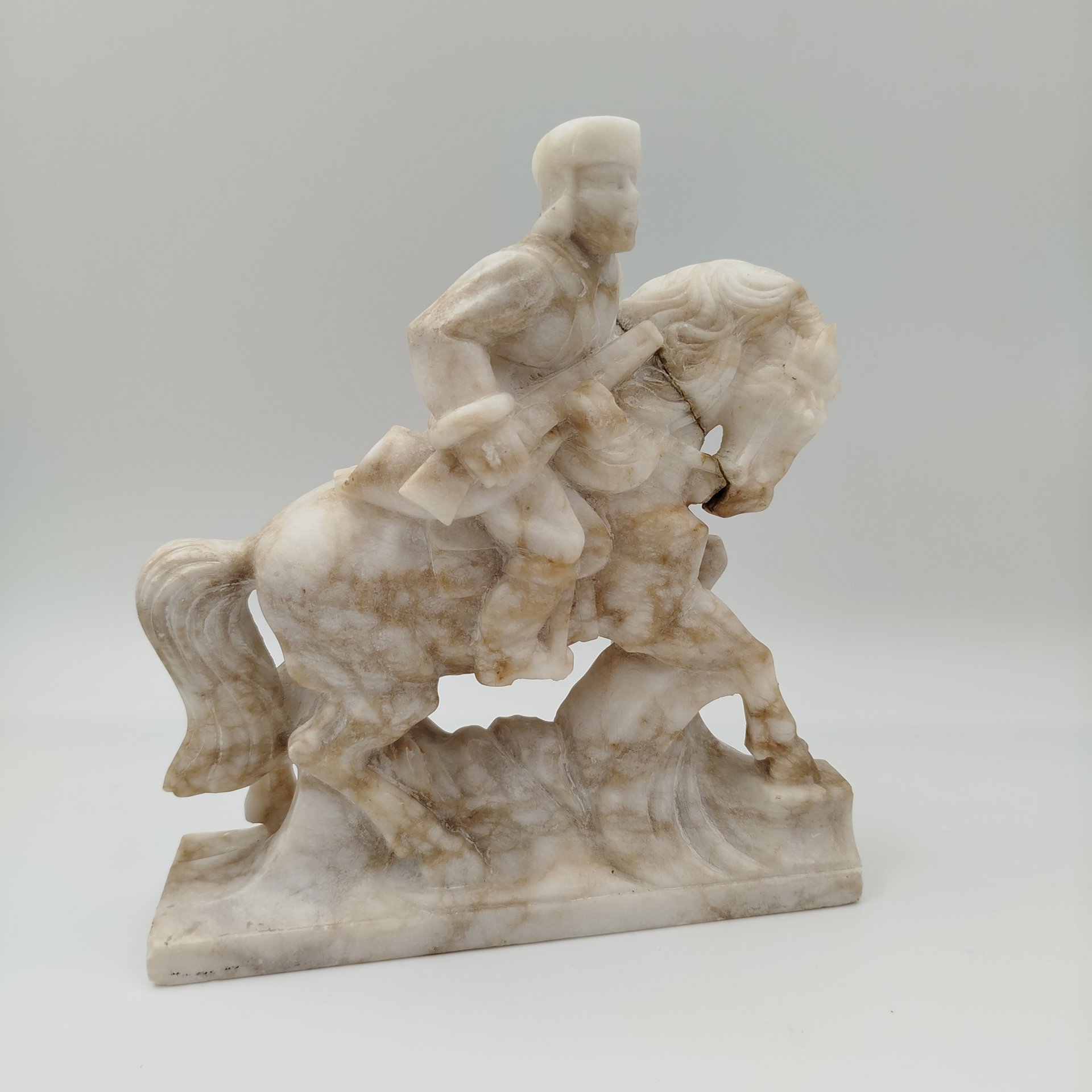 Статуэтка из письменного набора "Партизан", ангидрит, СССР, 1950-1970 гг.