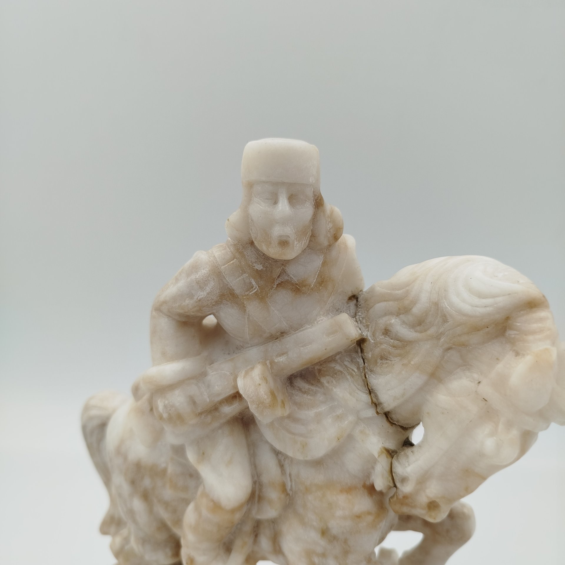 Статуэтка из письменного набора "Партизан", ангидрит, СССР, 1950-1970 гг.