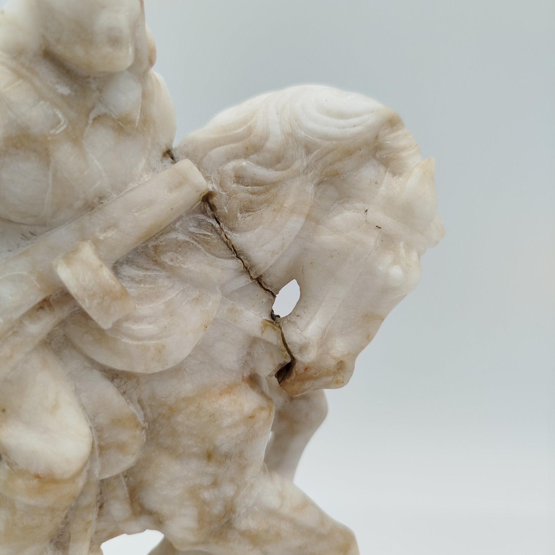 Статуэтка из письменного набора "Партизан", ангидрит, СССР, 1950-1970 гг.