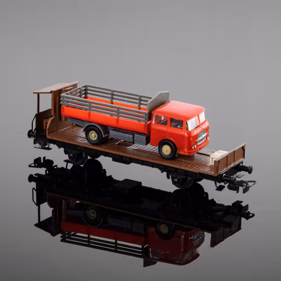 Модель железнодорожного грузового вагона с фурой (1:87), Piko