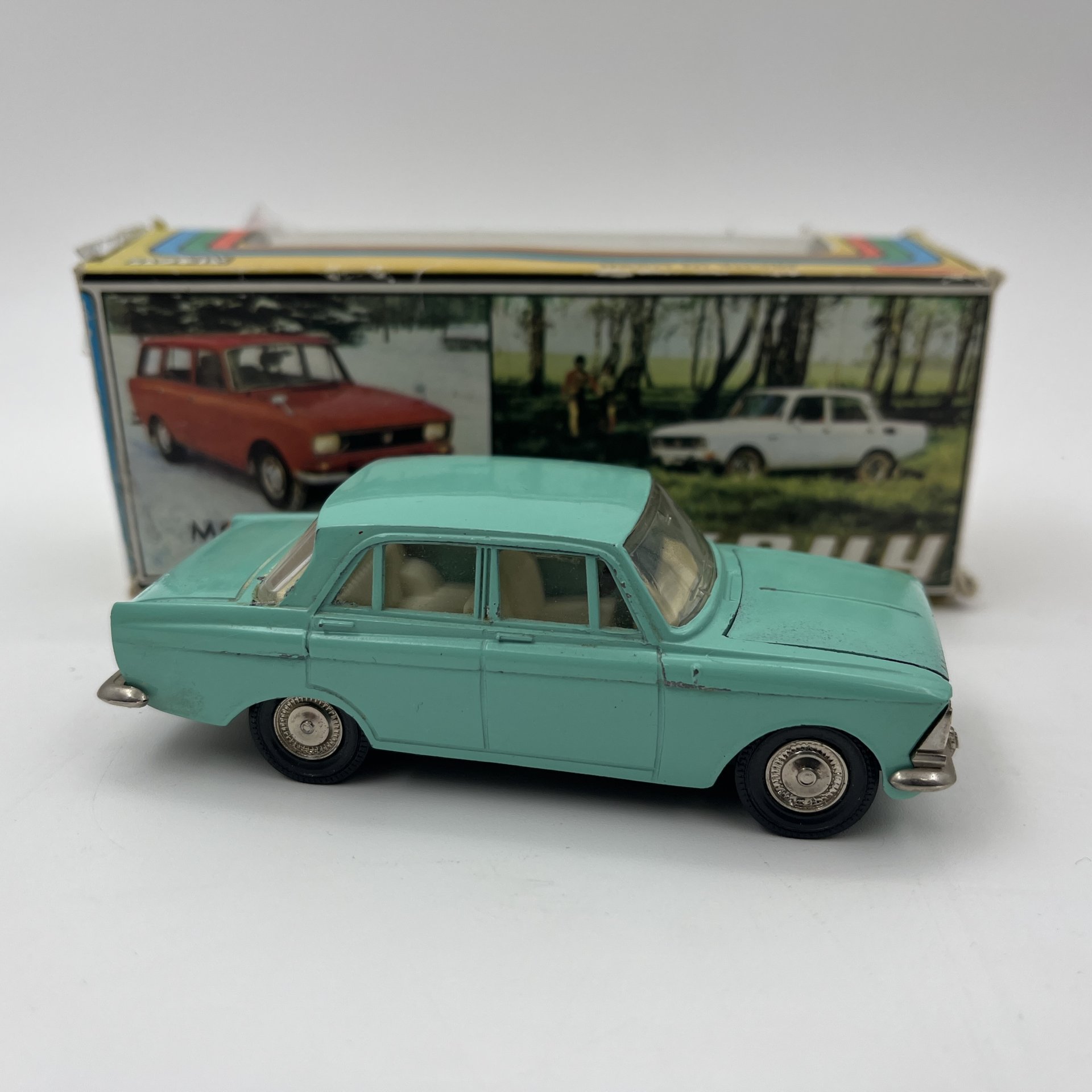 Модель автомобиля "Москвич 412" (Модель А2) мятного оттенка в коробке