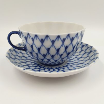 Пара чайная "Кобальтовая сетка" (без золочения), автор формы "Тюльпан" С.Е. Яковлева, автор рисунка А.А. Яцкевич, фарфор, деколь, Ленинградский фарфоровый завод (ЛФЗ), СССР, 1970-1990 гг.