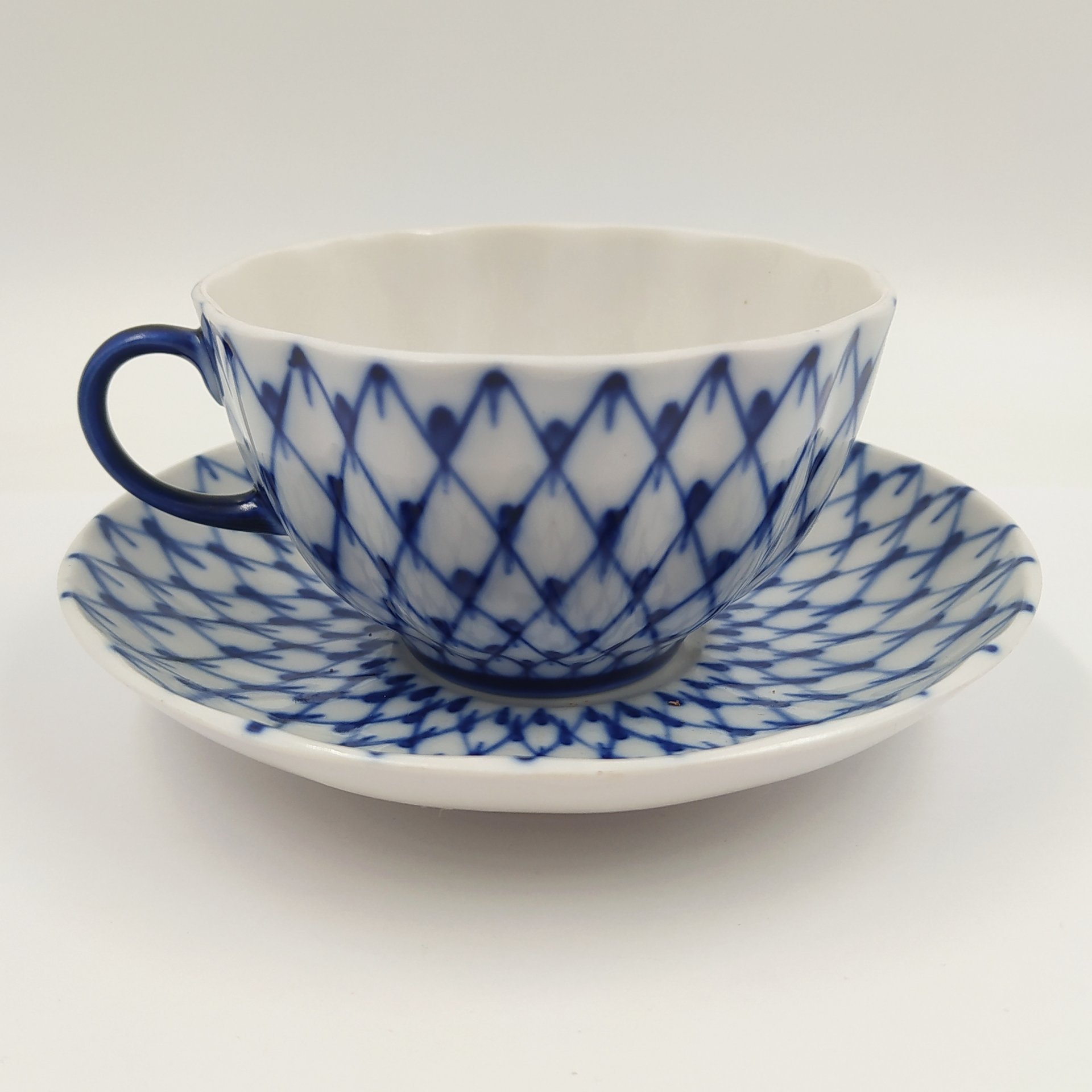 Пара чайная "Кобальтовая сетка" (без золочения), автор формы "Тюльпан" С.Е. Яковлева, автор рисунка А.А. Яцкевич, фарфор, деколь, Ленинградский фарфоровый завод (ЛФЗ), СССР, 1970-1990 гг.