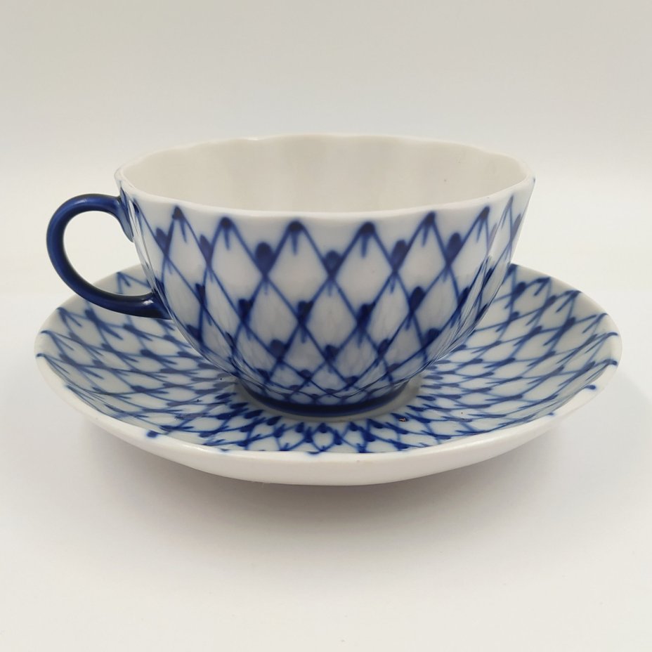 Пара чайная "Кобальтовая сетка" (без золочения), автор формы "Тюльпан" С.Е. Яковлева, автор рисунка А.А. Яцкевич, фарфор, деколь, Ленинградский фарфоровый завод (ЛФЗ), СССР, 1970-1990 гг.