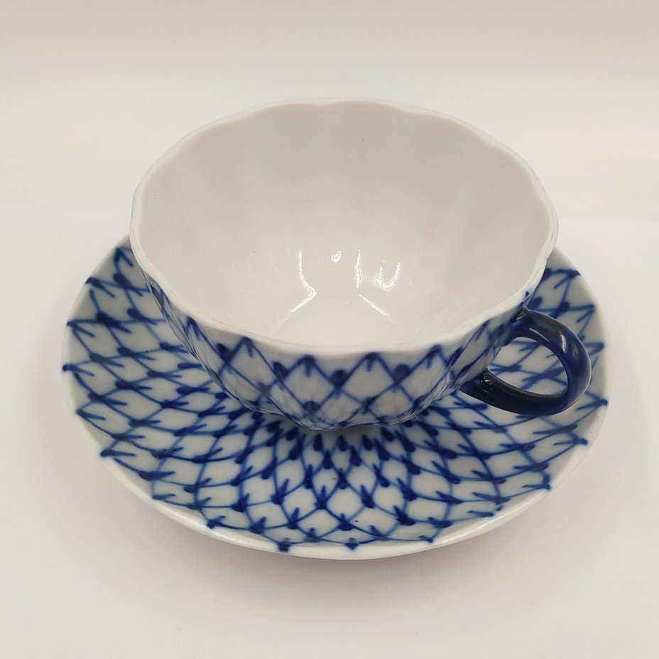 Пара чайная "Кобальтовая сетка" (без золочения), автор формы "Тюльпан" С.Е. Яковлева, автор рисунка А.А. Яцкевич, фарфор, деколь, Ленинградский фарфоровый завод (ЛФЗ), СССР, 1970-1990 гг.