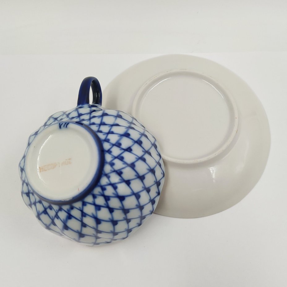 Пара чайная "Кобальтовая сетка" (без золочения), автор формы "Тюльпан" С.Е. Яковлева, автор рисунка А.А. Яцкевич, фарфор, деколь, Ленинградский фарфоровый завод (ЛФЗ), СССР, 1970-1990 гг.