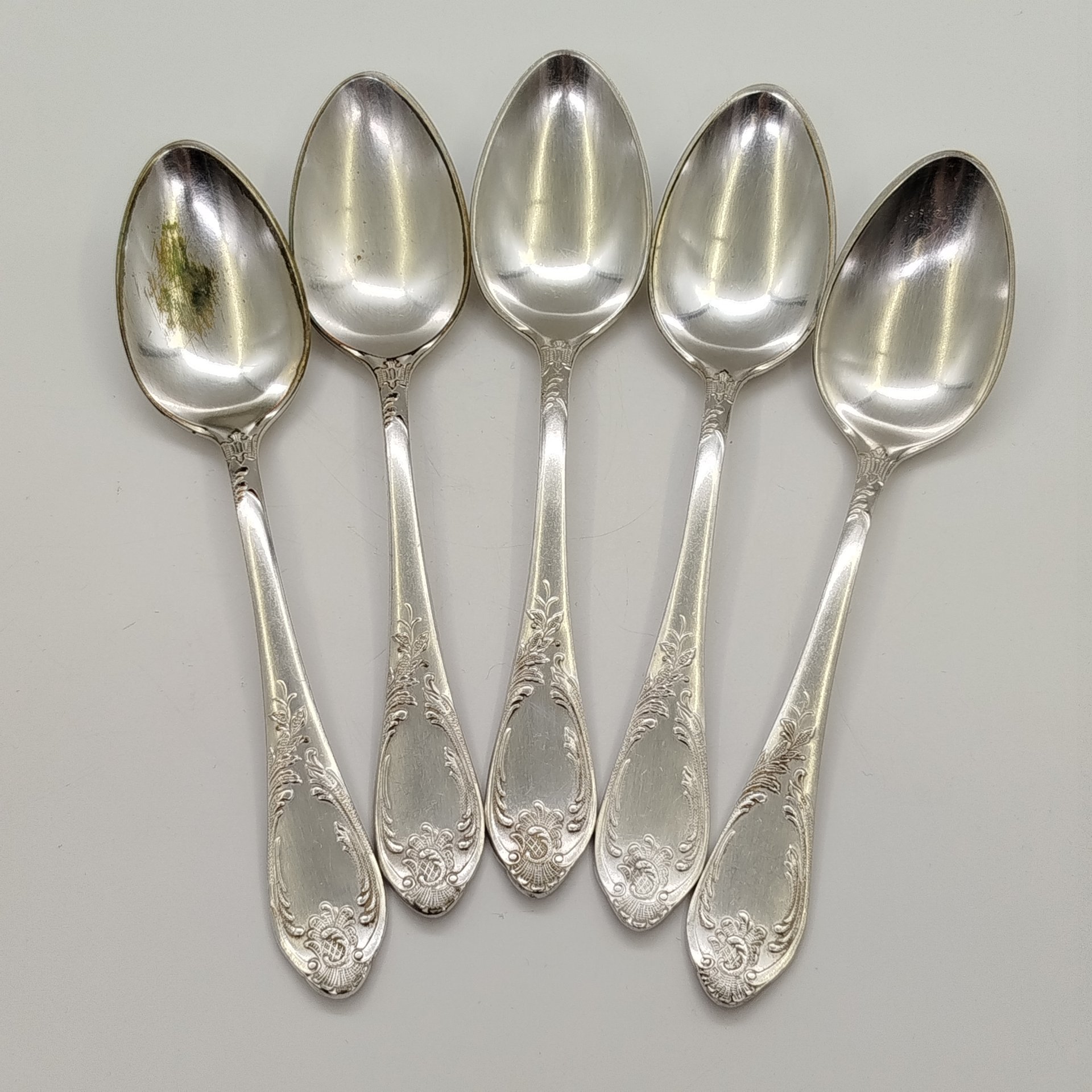 Набор столовых ложек с растительным декором на черенках (5 шт.), мНЦ (медь-никель-цинк), Вольнянский завод столовых приборов им. Шевченко (ЗiШ, ЗиШ), СССР, 1970-1990 гг.