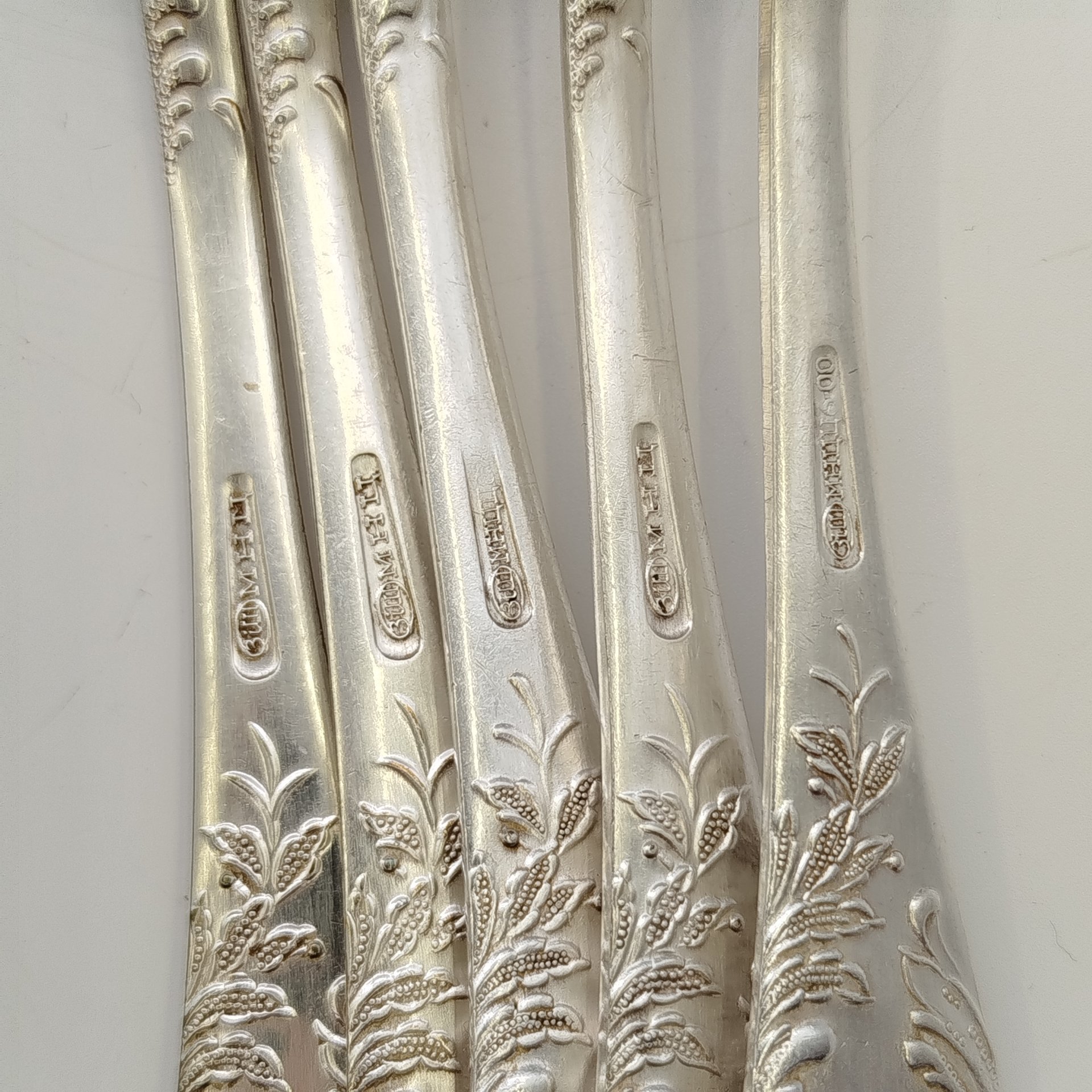 Набор столовых ложек с растительным декором на черенках (5 шт.), мНЦ (медь-никель-цинк), Вольнянский завод столовых приборов им. Шевченко (ЗiШ, ЗиШ), СССР, 1970-1990 гг.