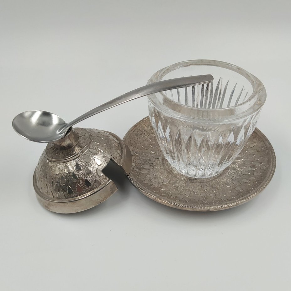 Горчичница с ложечкой на подносе