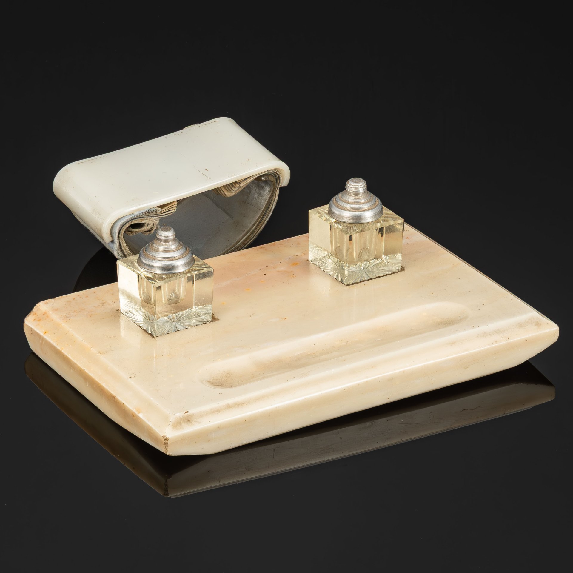 Чернильный прибор с двумя чернильницами и пресс-папье