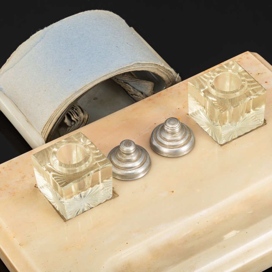 Чернильный прибор с двумя чернильницами и пресс-папье