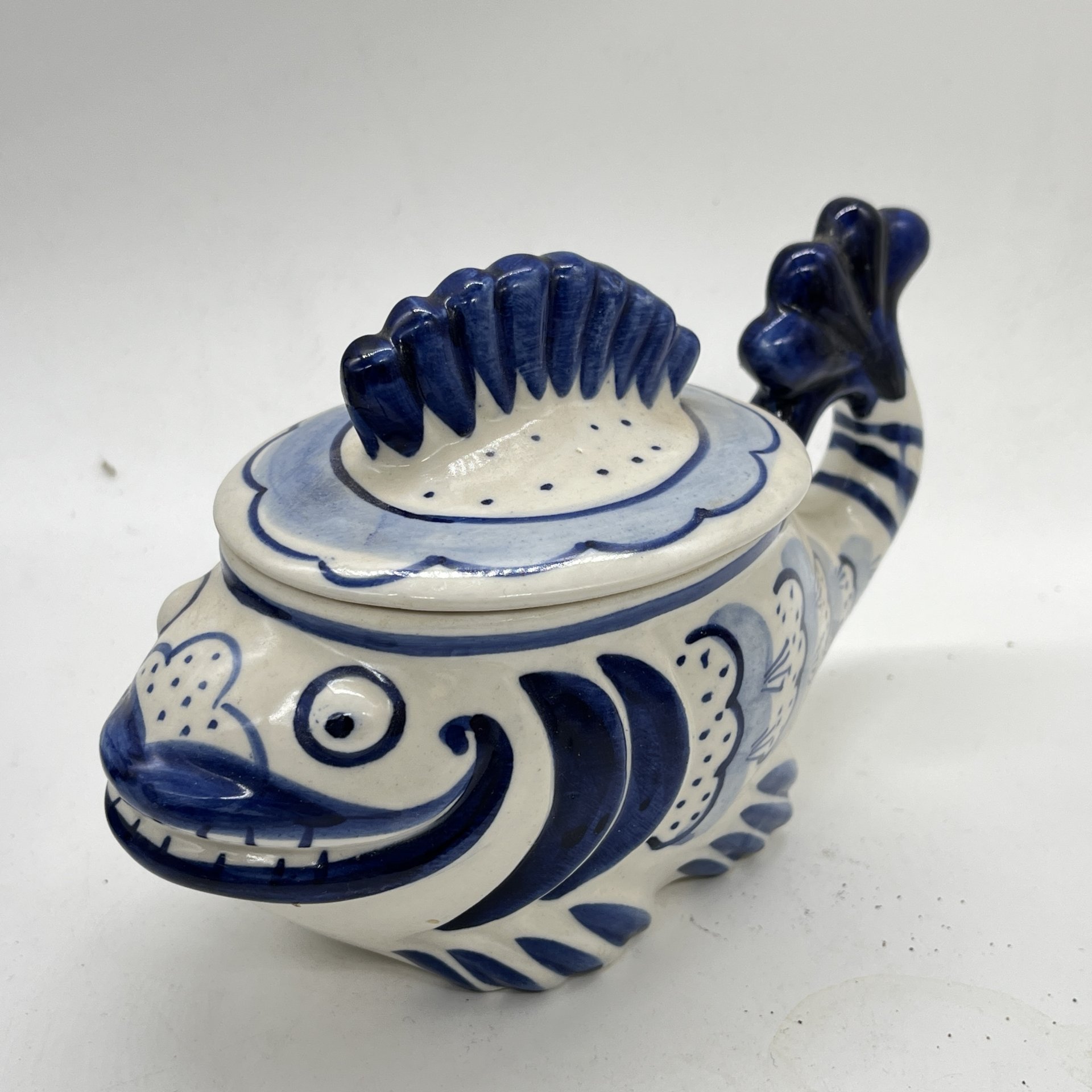 Сахарница "Рыба-кит" с расписным декором, фарфор, роспись, Объединение «Гжель», СССР, 1972-1985 гг.