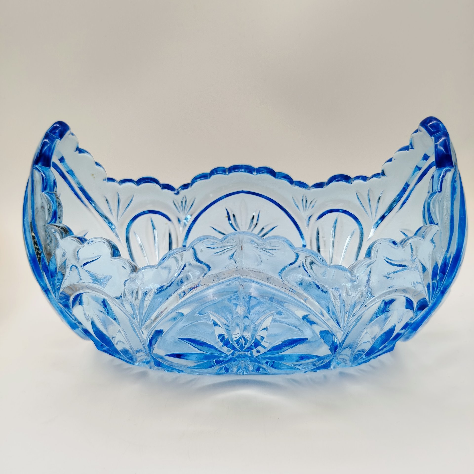 Салатник (конфетница, фруктовница) в форме ладьи голубого оттенка, хрусталь, пресс, СССР, 1970-1990 гг.