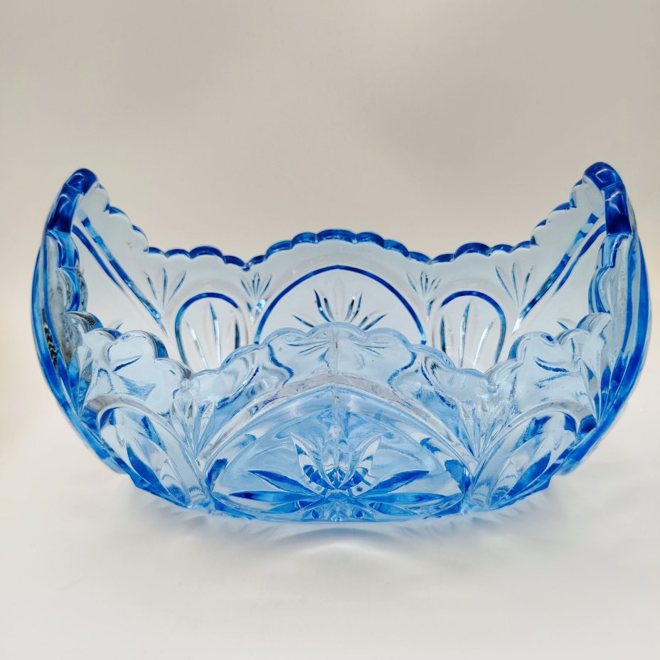 Салатник (конфетница, фруктовница) в форме ладьи голубого оттенка, хрусталь, пресс, СССР, 1970-1990 гг.