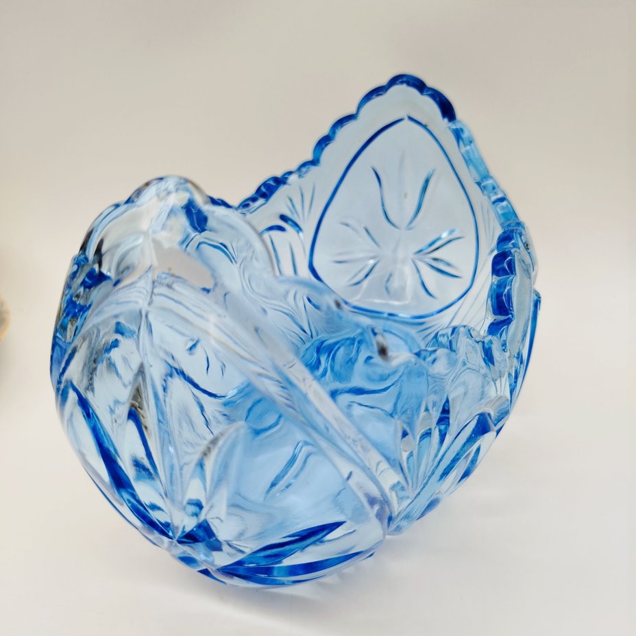 Салатник (конфетница, фруктовница) в форме ладьи голубого оттенка