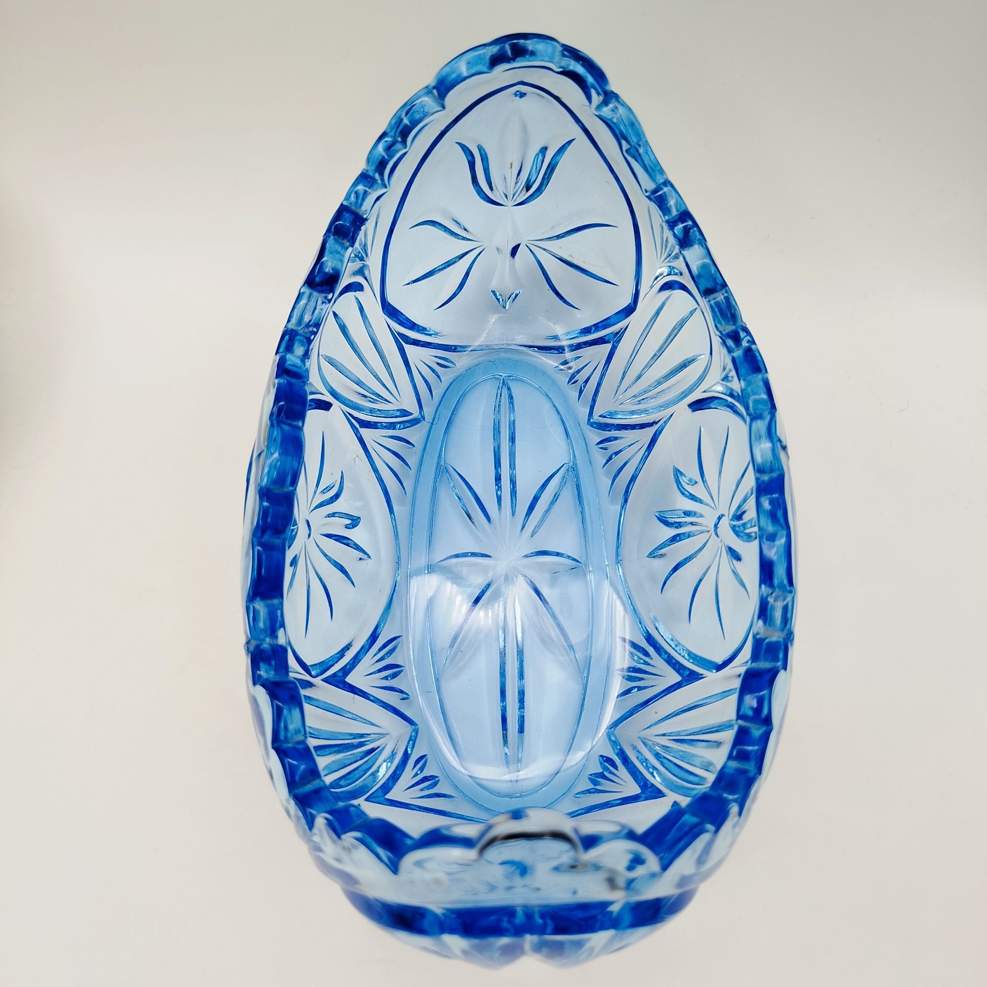 Салатник (конфетница, фруктовница) в форме ладьи голубого оттенка, хрусталь, пресс, СССР, 1970-1990 гг.