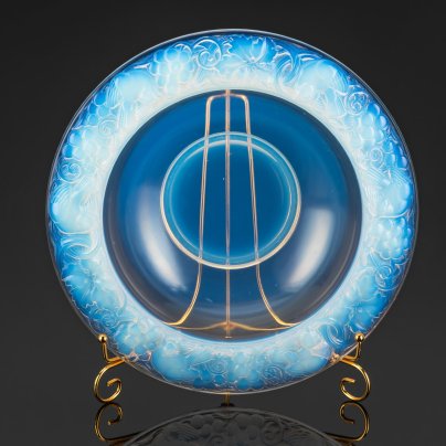 Блюдо (фруктовница) с рельефным декором в виде птиц и ягод, дизайнер Pierre D’Avesn, стекло, (опаловое), Франция, 1930-1940 гг.