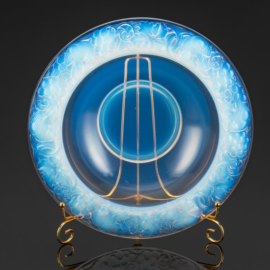 Блюдо (фруктовница) с рельефным декором в виде птиц и ягод, дизайнер Pierre D’Avesn, стекло, (опаловое), Франция, 1930-1940 гг.