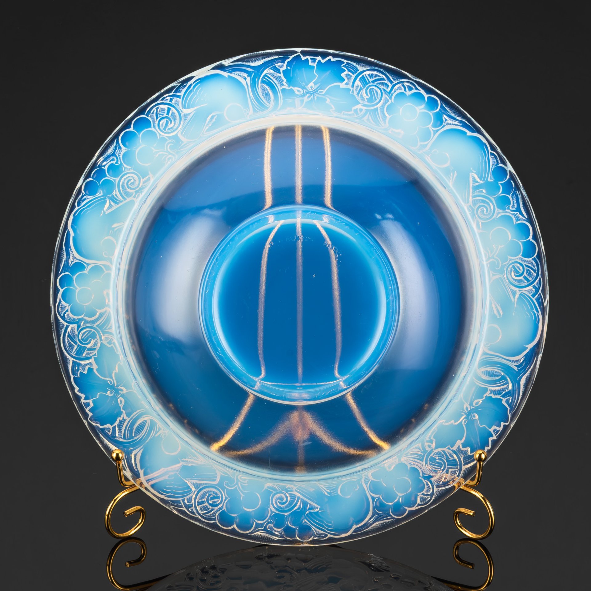 Блюдо (фруктовница) с рельефным декором в виде птиц и ягод, дизайнер Pierre D’Avesn, стекло, (опаловое), Франция, 1930-1940 гг.