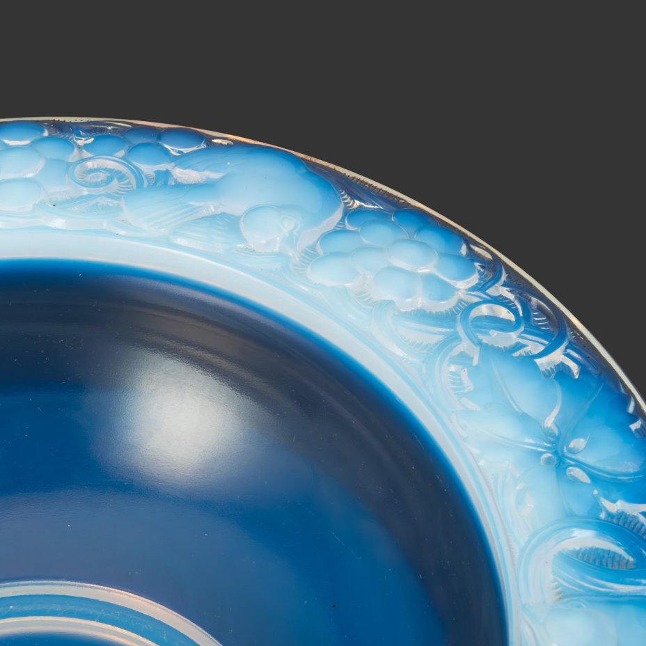 Блюдо (фруктовница) с рельефным декором в виде птиц и ягод, дизайнер Pierre D’Avesn