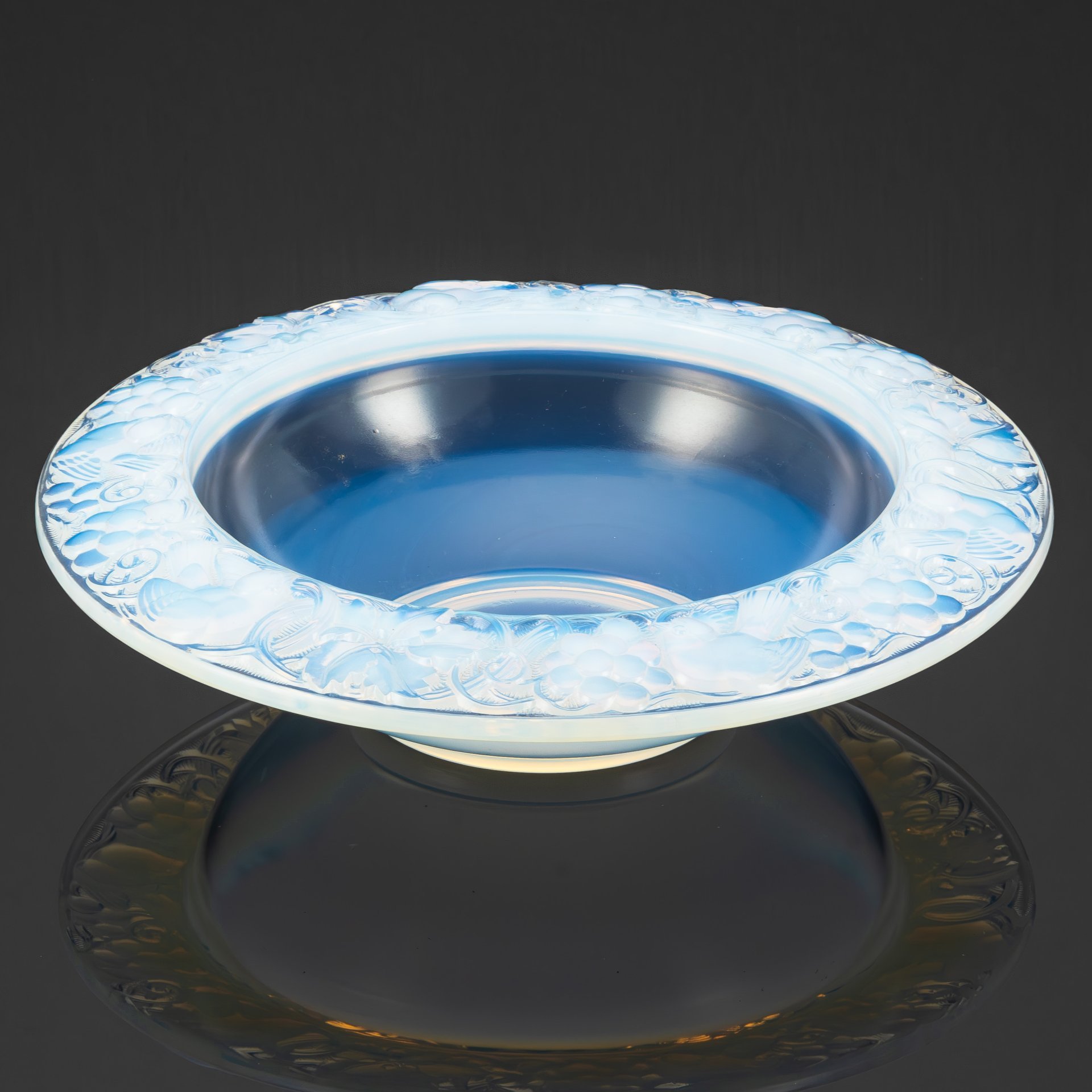 Блюдо (фруктовница) с рельефным декором в виде птиц и ягод, дизайнер Pierre D’Avesn, стекло, (опаловое), Франция, 1930-1940 гг.